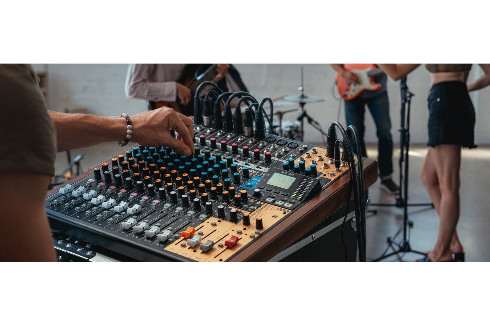 TASCAM_Model_16_12.jpeg