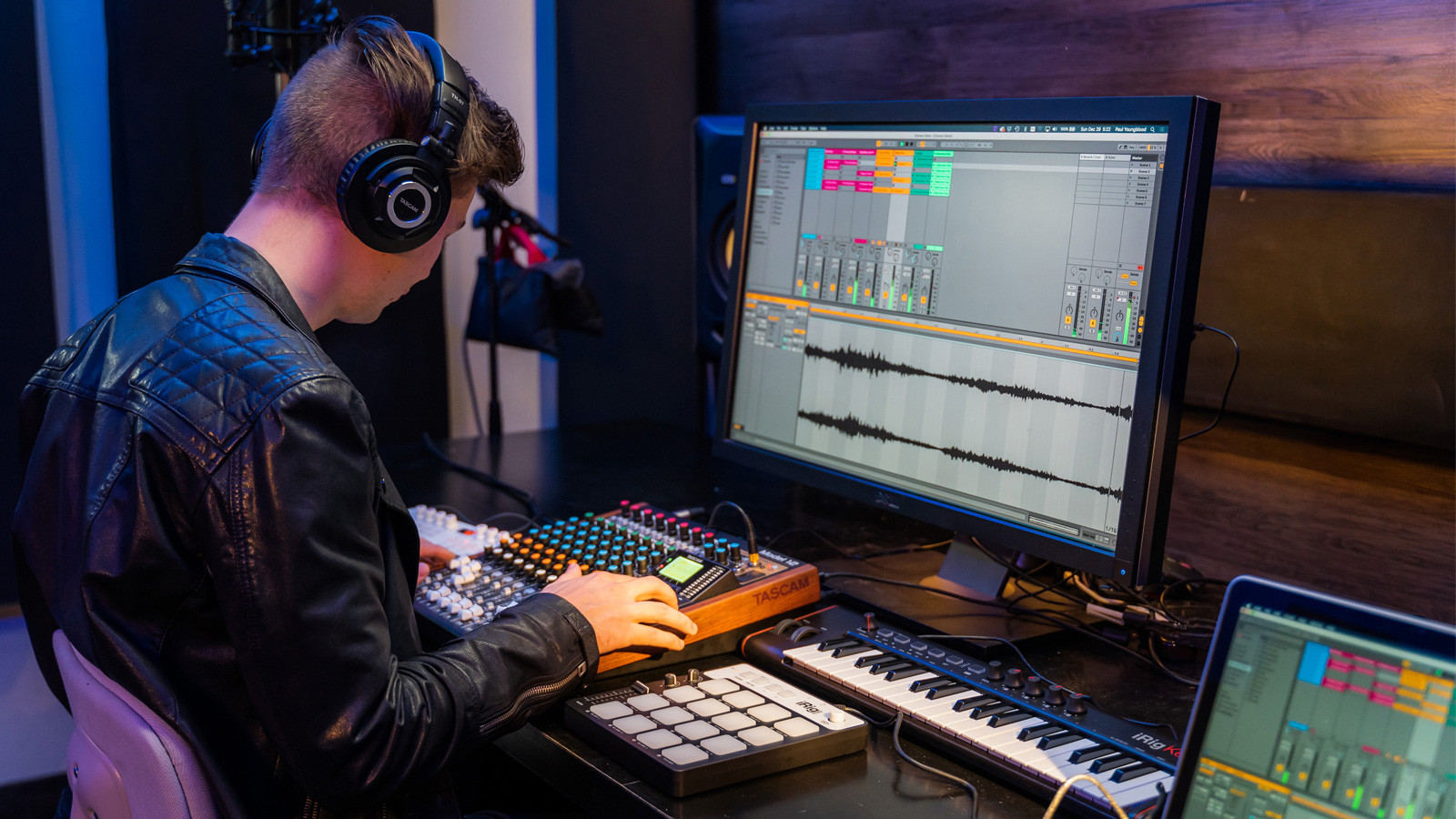 Galerijní obrázek č.8 Mixážní pulty s efektem TASCAM Model 12