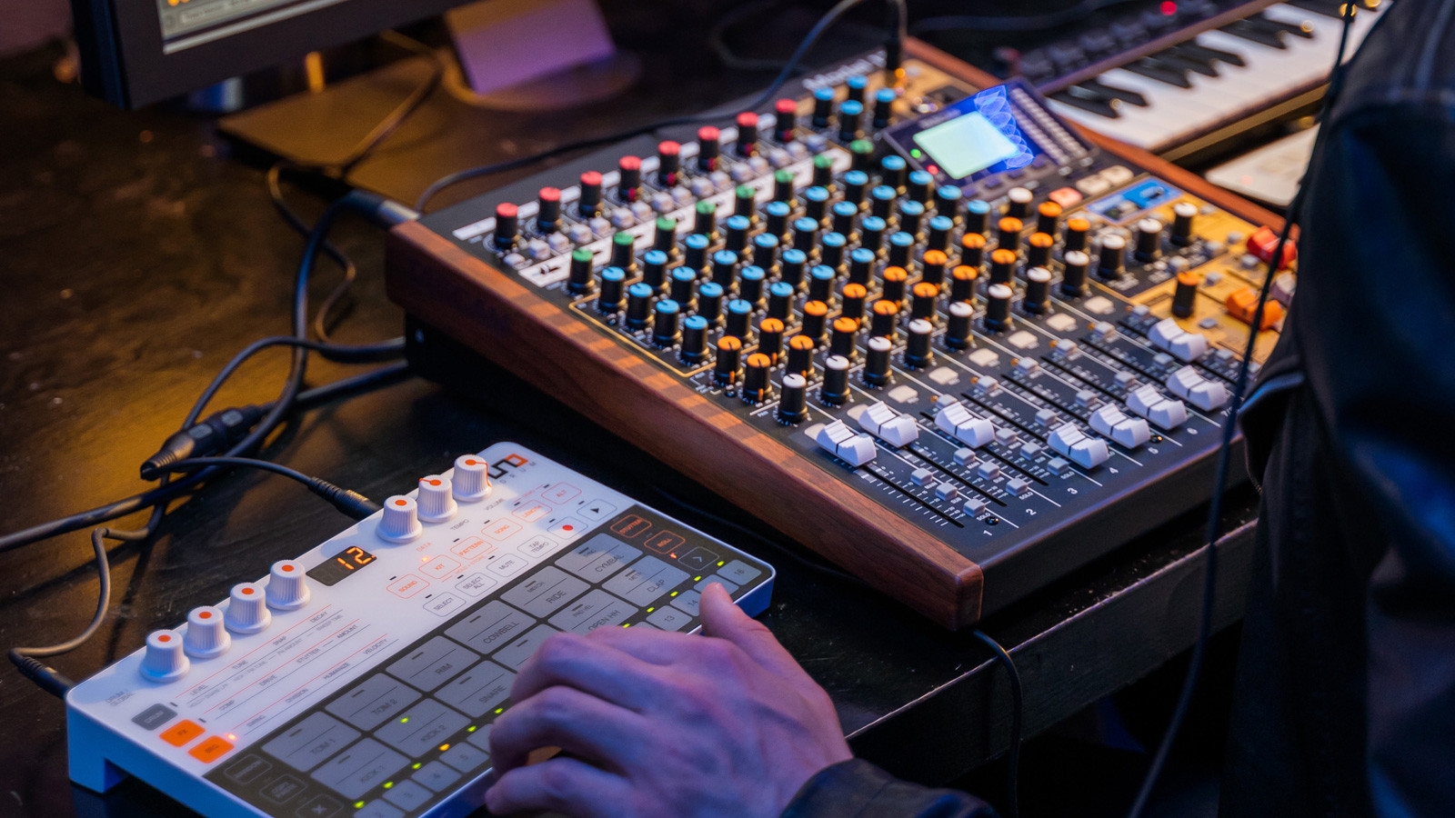 Galerijní obrázek č.9 Mixážní pulty s efektem TASCAM Model 12