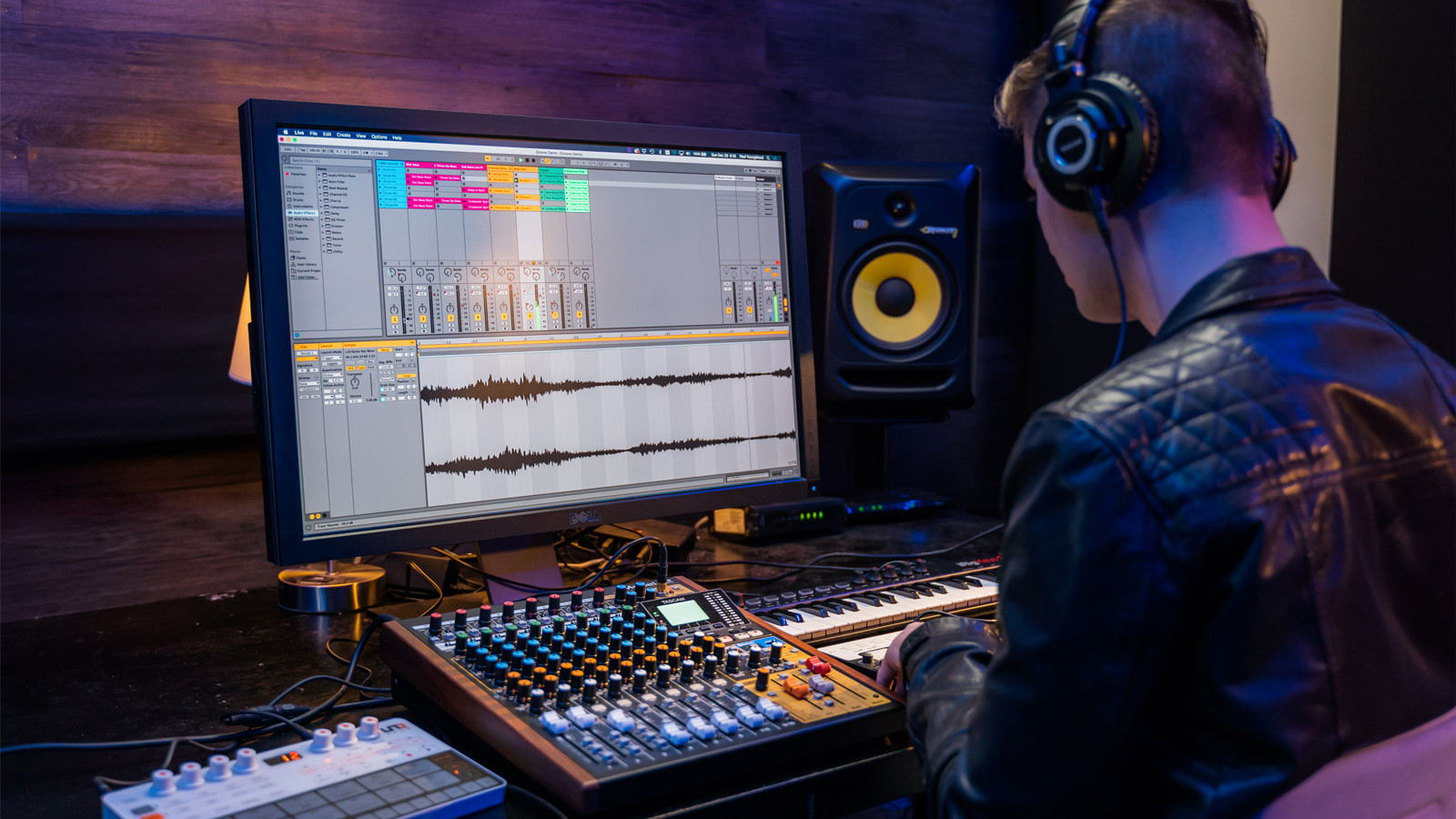 Galerijní obrázek č.7 Mixážní pulty s efektem TASCAM Model 12