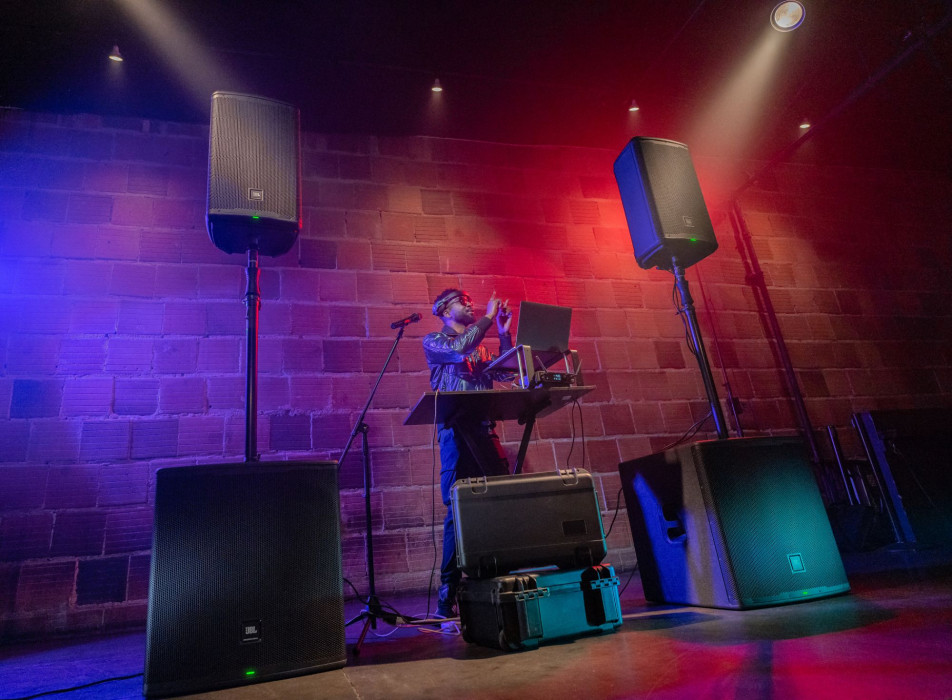 Hlavní obrázek Aktivní reproboxy JBL EON715