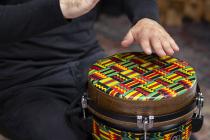 Galerijní obrázek č.3 Djembes MEINL JD10SI-DH Jumbo Synthetic Djembe 10” - Simbra/Designer Head
