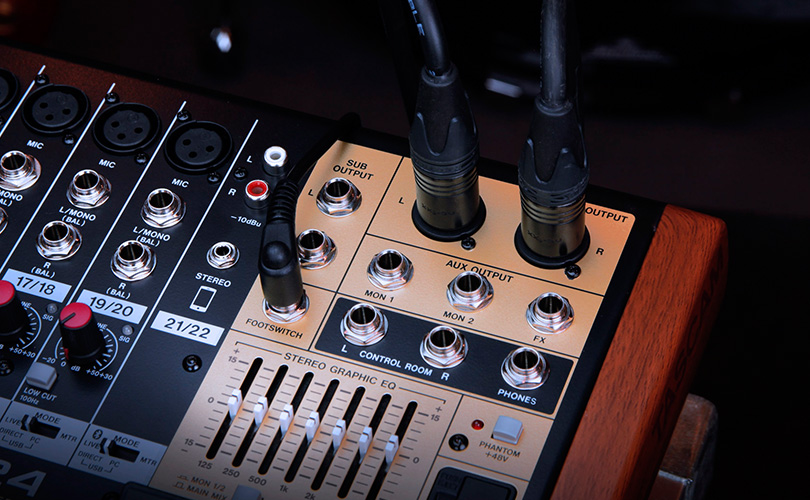 Mixážní pult TASCAM MODEL 24 Detail části mixpultu TASCAM MODEL 24