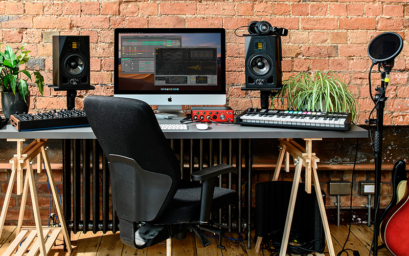 USB zvuková karta FOCUSRITE CLARETT+ 4PRE Zvuková karta FOCUSRITE CLARETT+ 4PRE v domácím studiu