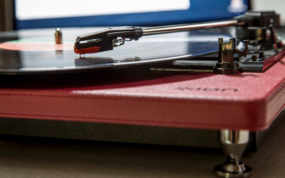Gramofon ION Detail desky na gramofonu