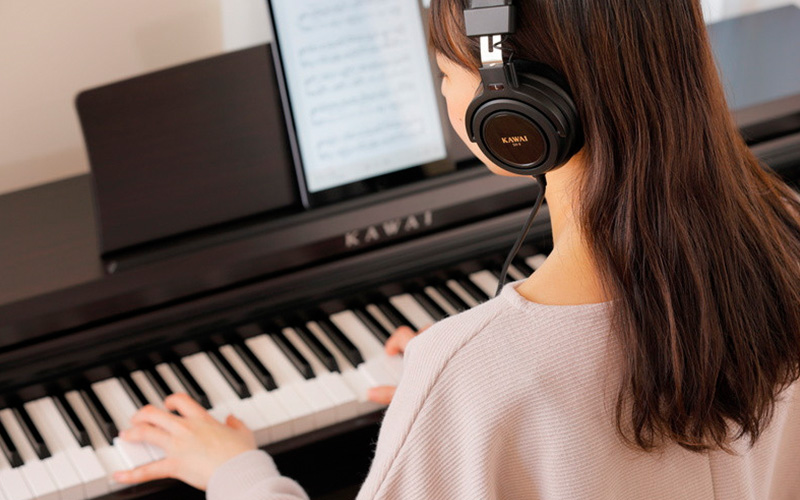 Digitální piano KAWAI KDP120 R Hra na digitální piano KAWAI KDP120 R