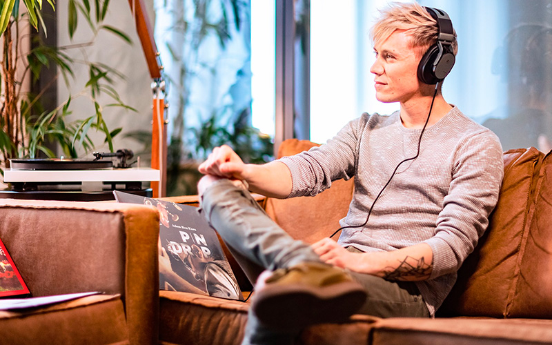 Sluchátka AUSTRIAN AUDIO HI-X65 Sluchátka AUSTRIAN AUDIO HI-X65 při poslechu