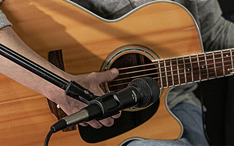 Mikrofon TASCAM TM-82 Mikrofon TASCAM TM-82 snímá nástroj
