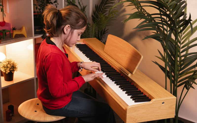 HENRY’S Jr. Vila DPV055 Piano Vila v interieru