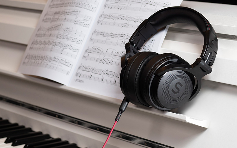 Sluchátka SOUNDEUS FIDELITY 30 Sluchátka SOUNDEUS FIDELITY 30 na pianu