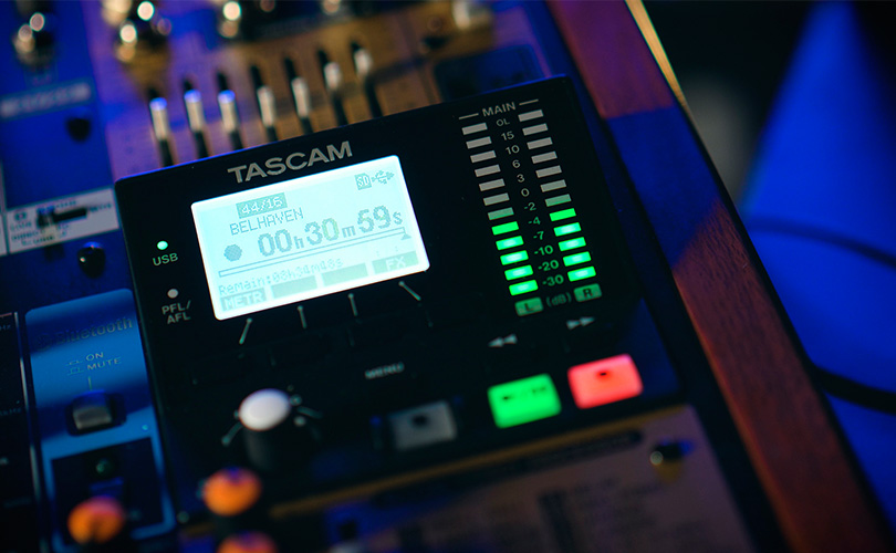 Mixážní pult TASCAM MODEL 24 Detail displeje mixpultu TASCAM MODEL 24